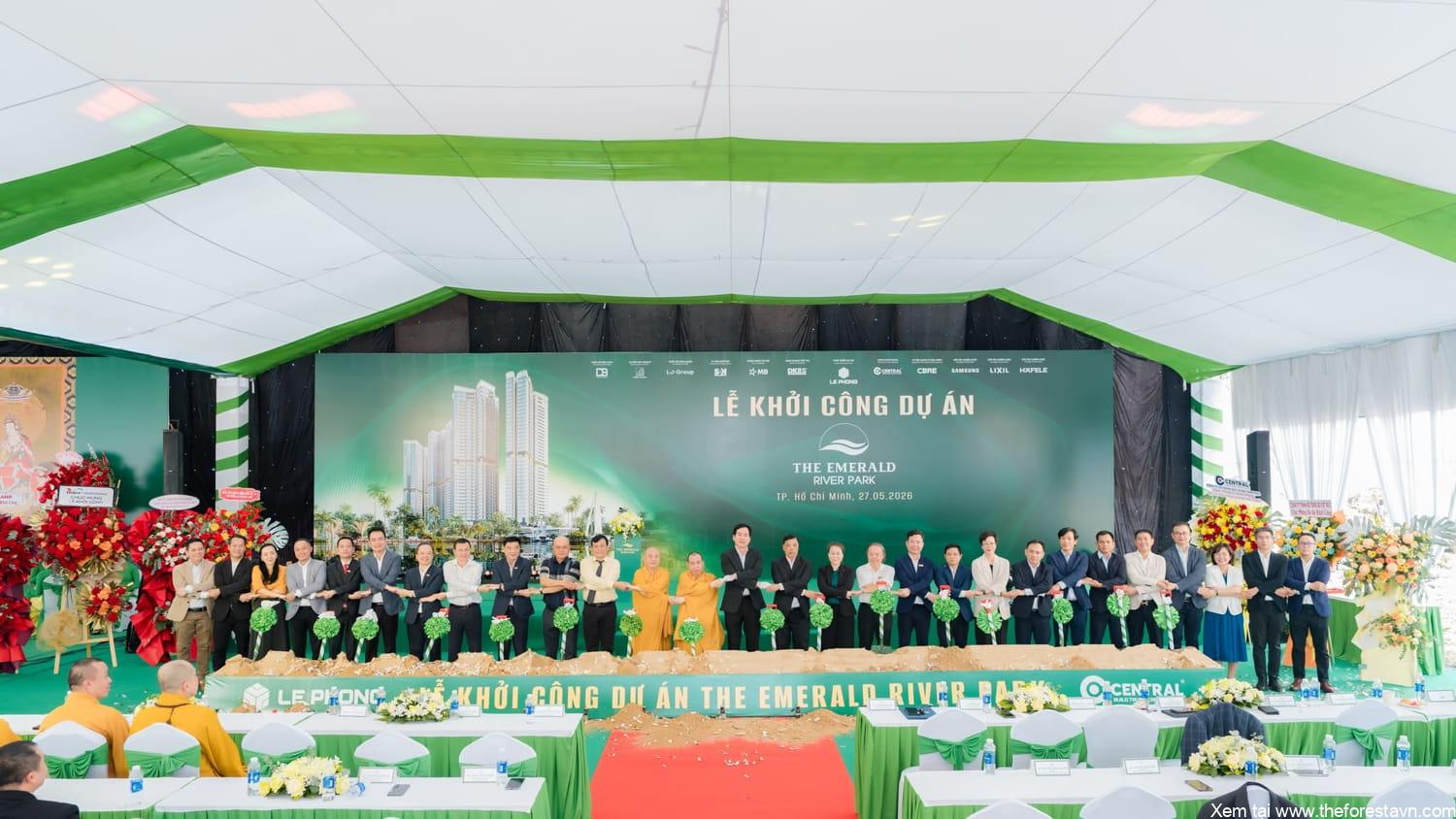 Ban lãnh đạo tiến hành nghi thức bắt tay tại lễ khởi công dự án The Emerald River Park giữa các bên liên quan