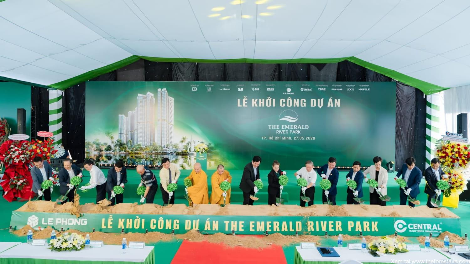 Ban lãnh đạo xúc cát khởi công The Emerald River Park