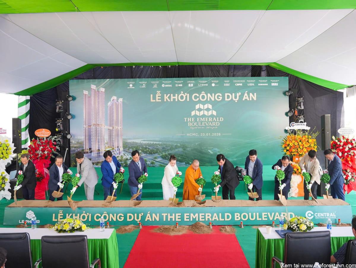 Các lãnh đạo tiến hành nghi lễ xúc cát trong lễ khởi công dự án The Emerald Boulevard