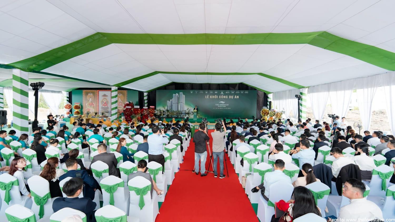 Toàn cảnh lễ khởi công dự án The Emerald River Park đang tổ chức tại công trường với đại biểu và khách mời tham dự